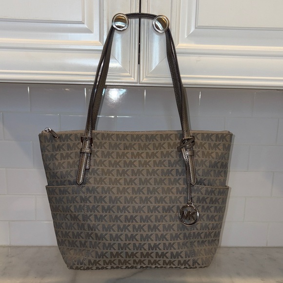 Michael Kors Charlotte Signature Jet Set Tote - Picture 1 of 16